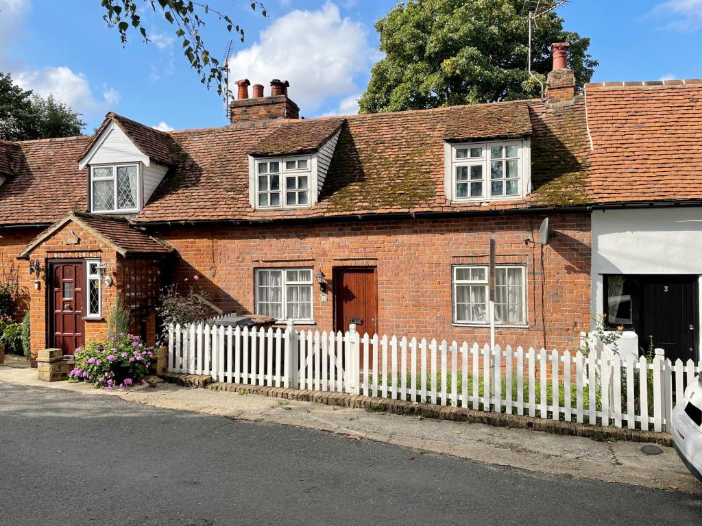 Lot: 36 - VACANT TWO-BEDROOM CHARACTERFUL COTTAGE IN NON ESTATE LOCATION -